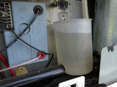 Voller Kondenswassersammelbehälter vom Kühlschrank